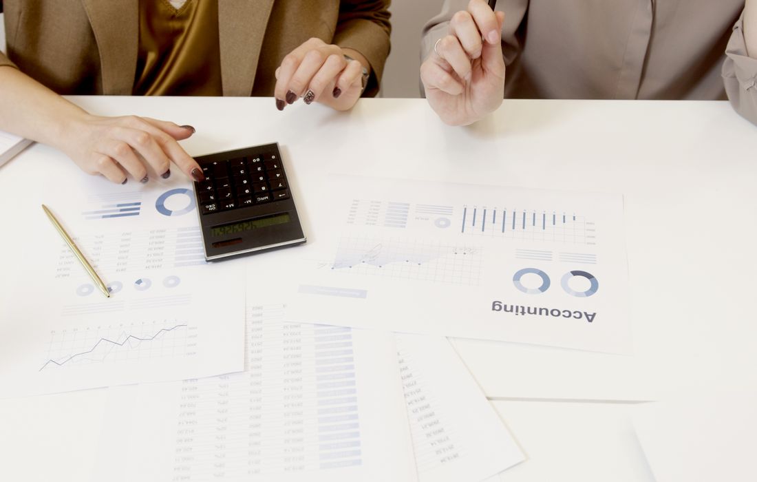 Asesoras revisando las cuentas de un cliente