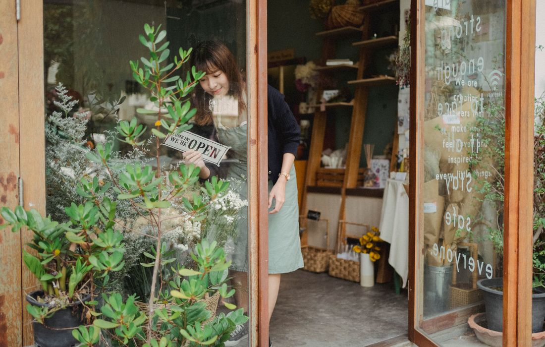 Dueña de una floristería abriendo su tienda